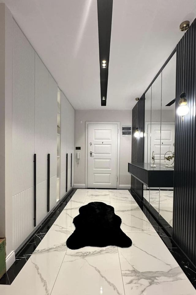 Beyaz gömme dolaplı ve siyah aynalı panel duvarlı antre koridoru